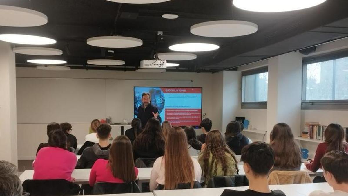 Un grup d'alumnes assistint a una formació.