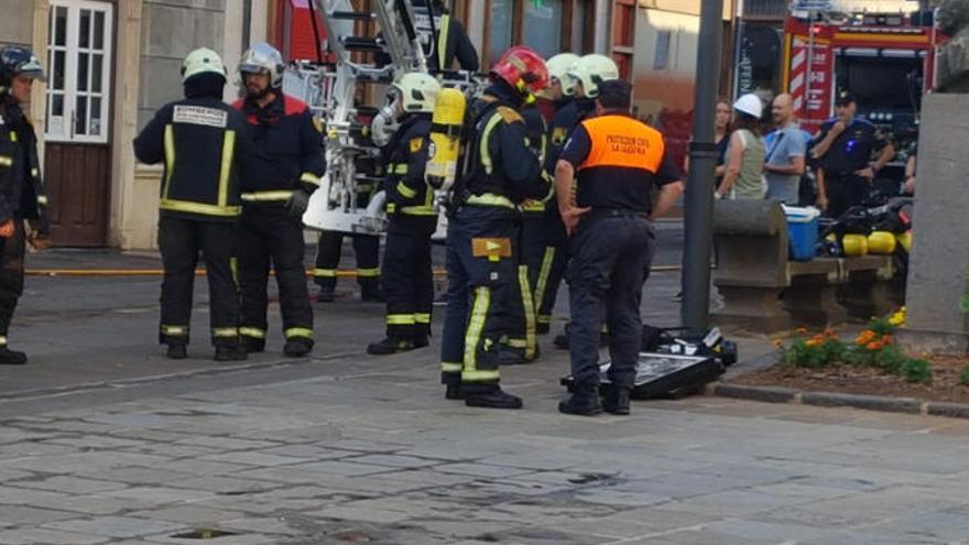 Efectivos del cuerpo de Bomberos de Tenerife rescatan la pinacoteca del Ateneo de La Laguna.