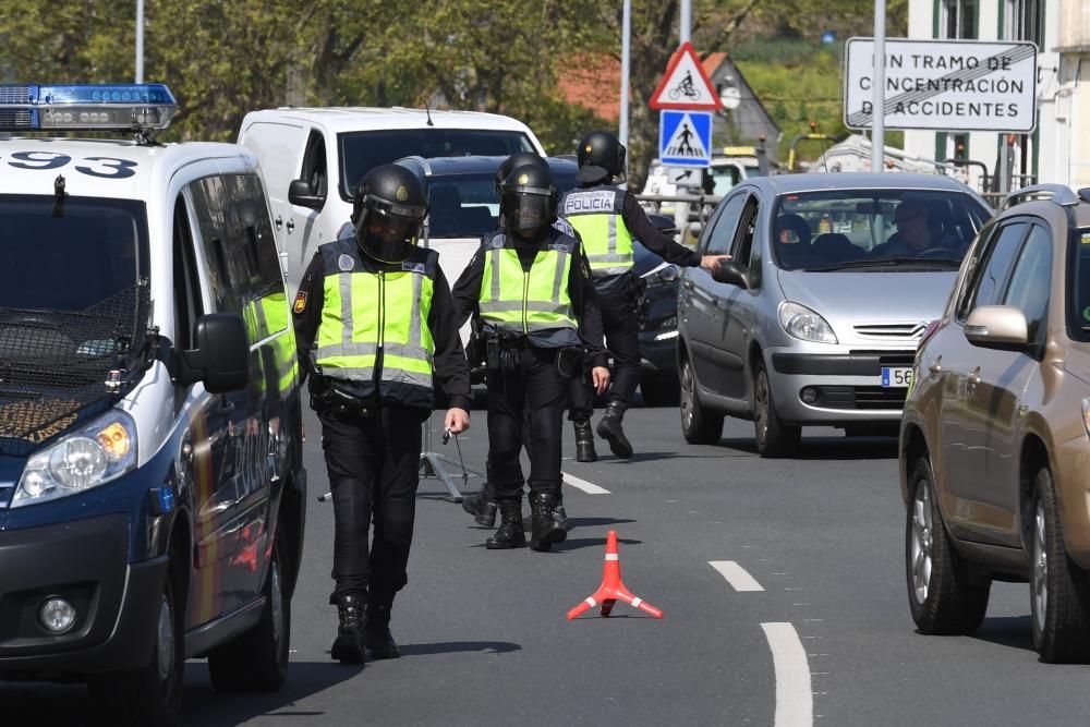 Los agentes vigilan los accesos a la ciudad y proponen multas para los infractores.