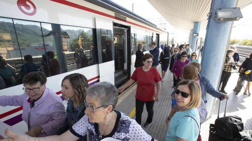 Usuarios del tren el día de la restitución del servicio, el pasado 15 de mayo en Moixent.