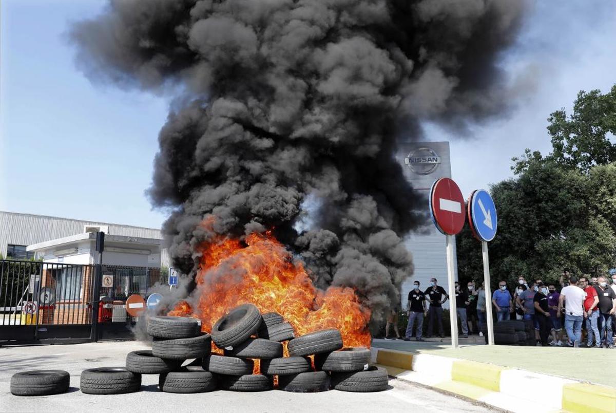 Trabajadores de la planta de Nissan en la Zona Franca de Barcelona protestan ante el cierre