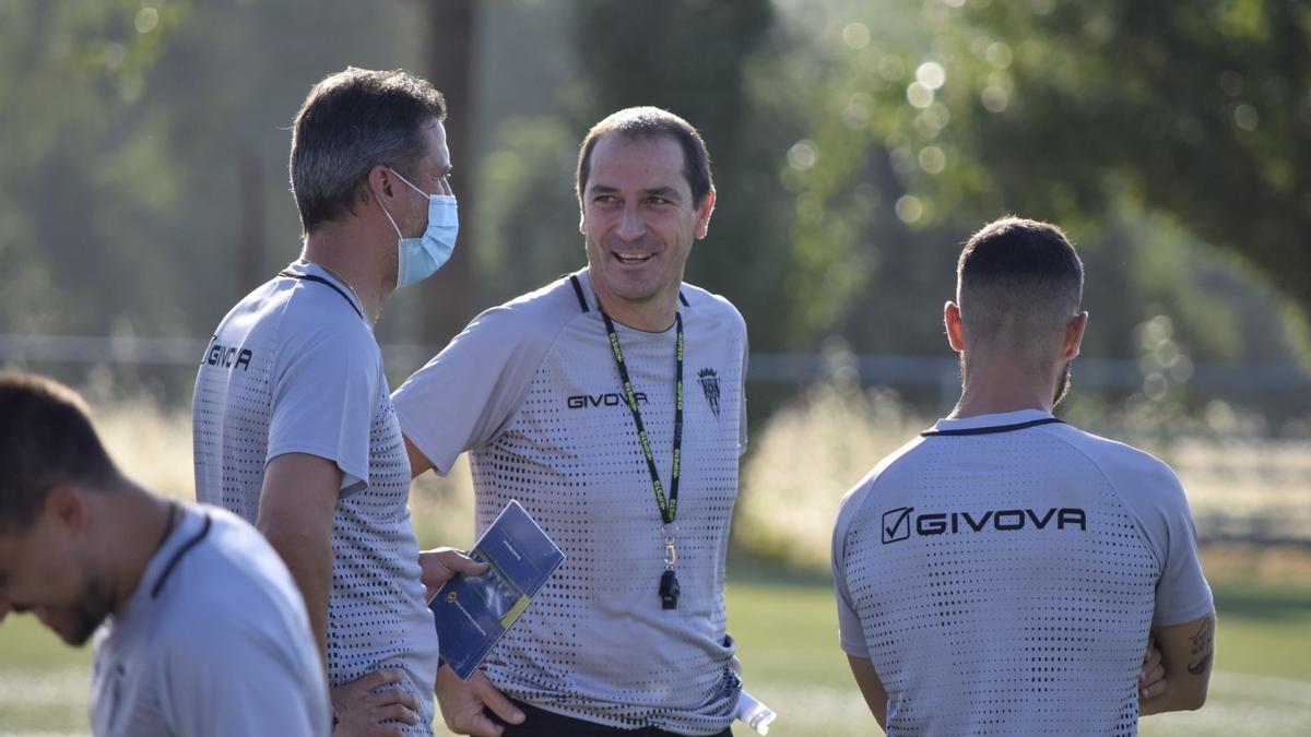 Diego Caro, entrenador del Córdoba B, en una sesión en la Ciudad Deportiva.