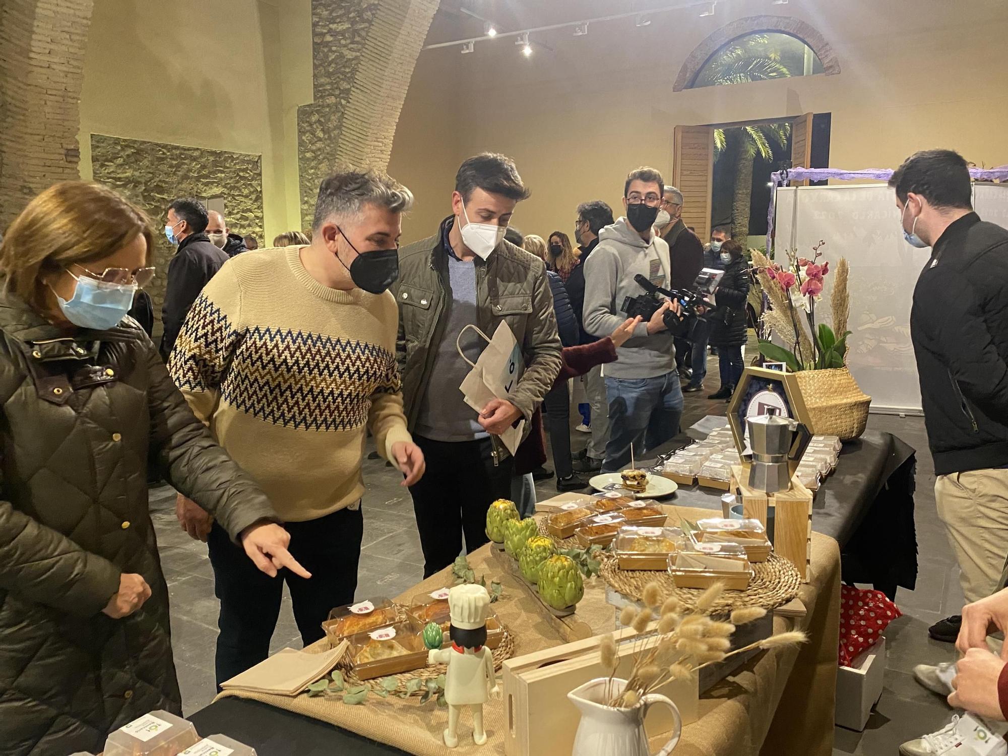 La alcaldesa, Xaro Miralles (i), encabezó la representación municipal en el acto.