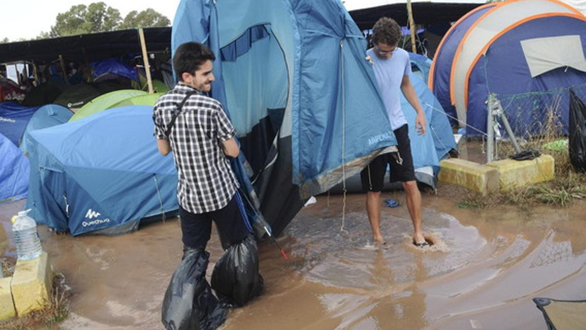 Fotografía facilitada por un campista tras una de las trombas de agua han anegado ésta madrugada el Arenal Sound.