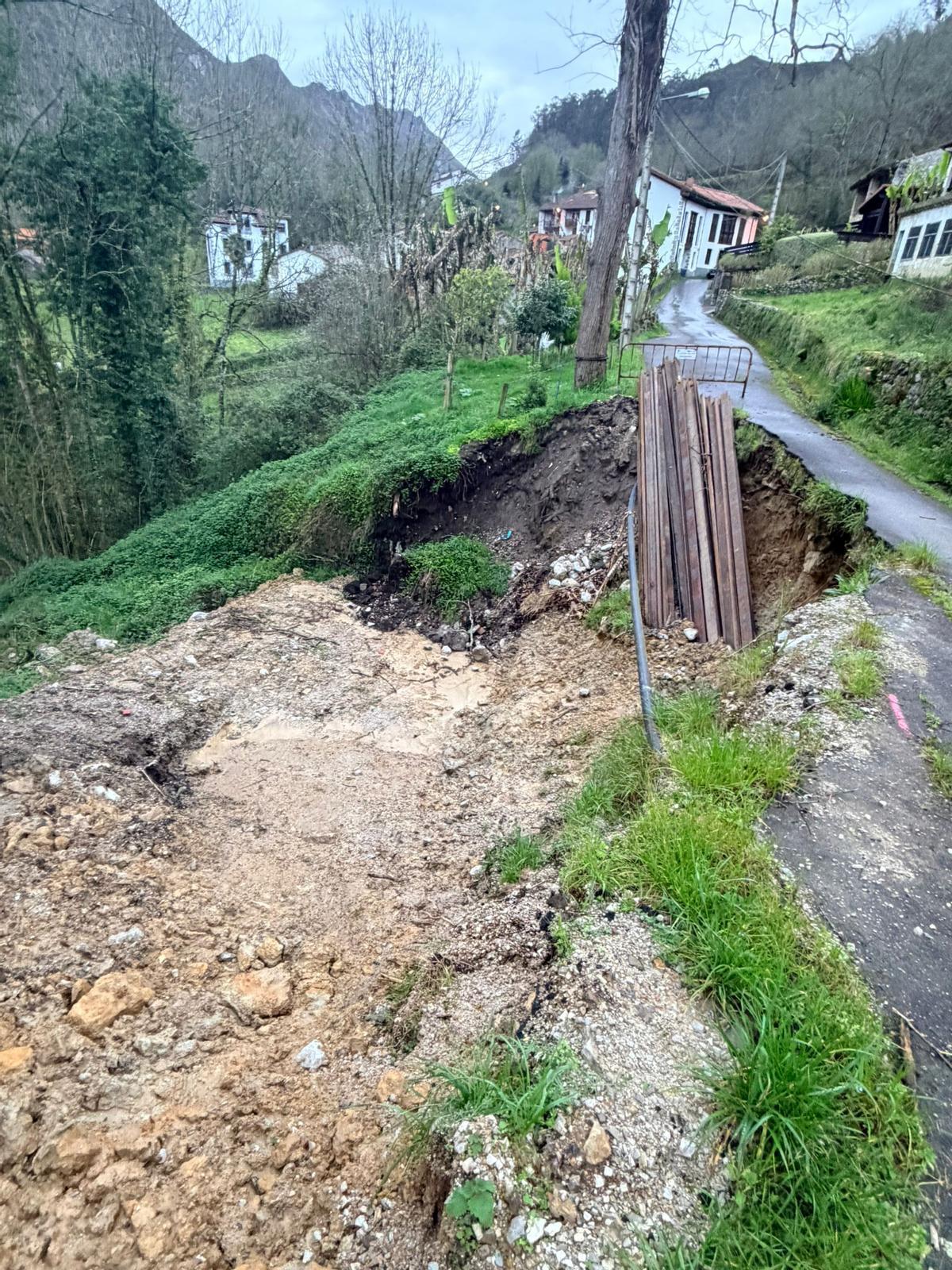 Raíles depositados en el argayu de Purón.