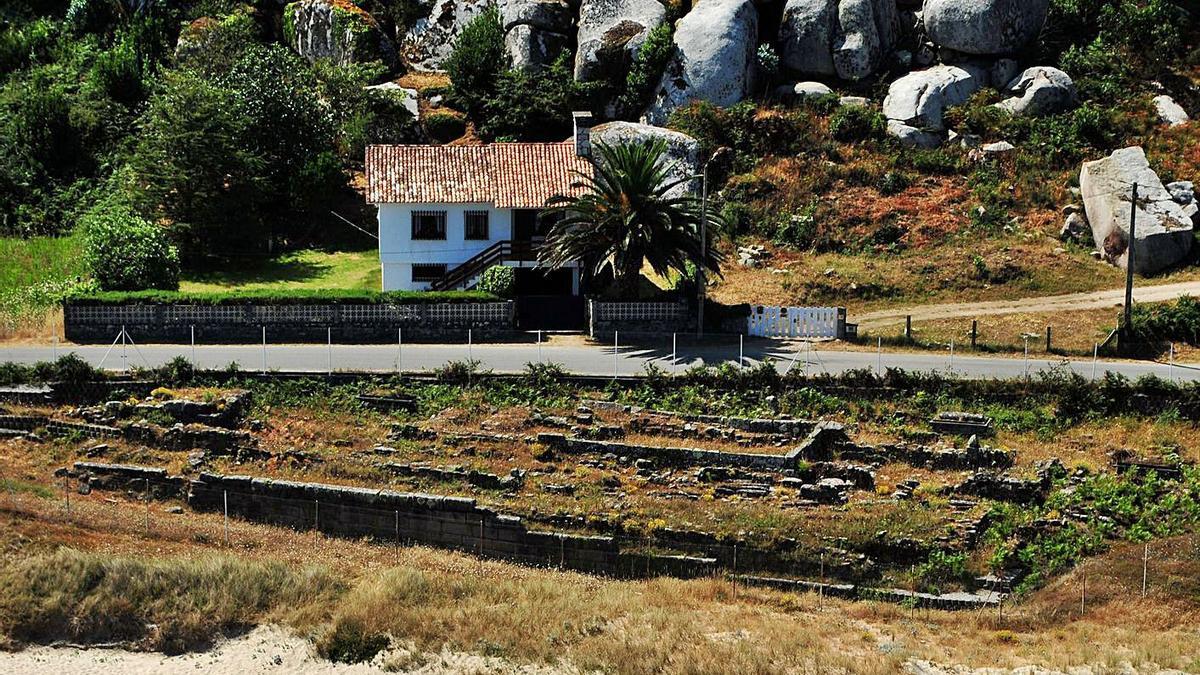 El yacimiento de Adro Vello y la carretera que pasa sobre el mismo.