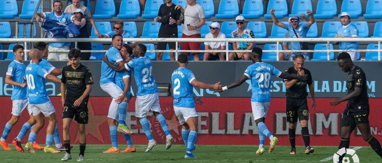 Los futbolistas de la UD Ibiza celebran el gol del triunfo