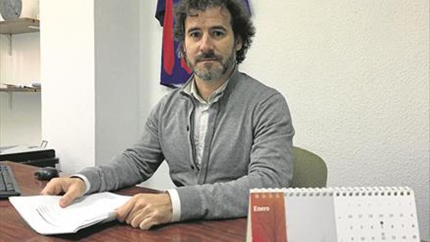 Ángel Becerra, director deportivo del Extremadura UD: «Almendralejo tiene infraestructuras para estar en el fútbol profesional»