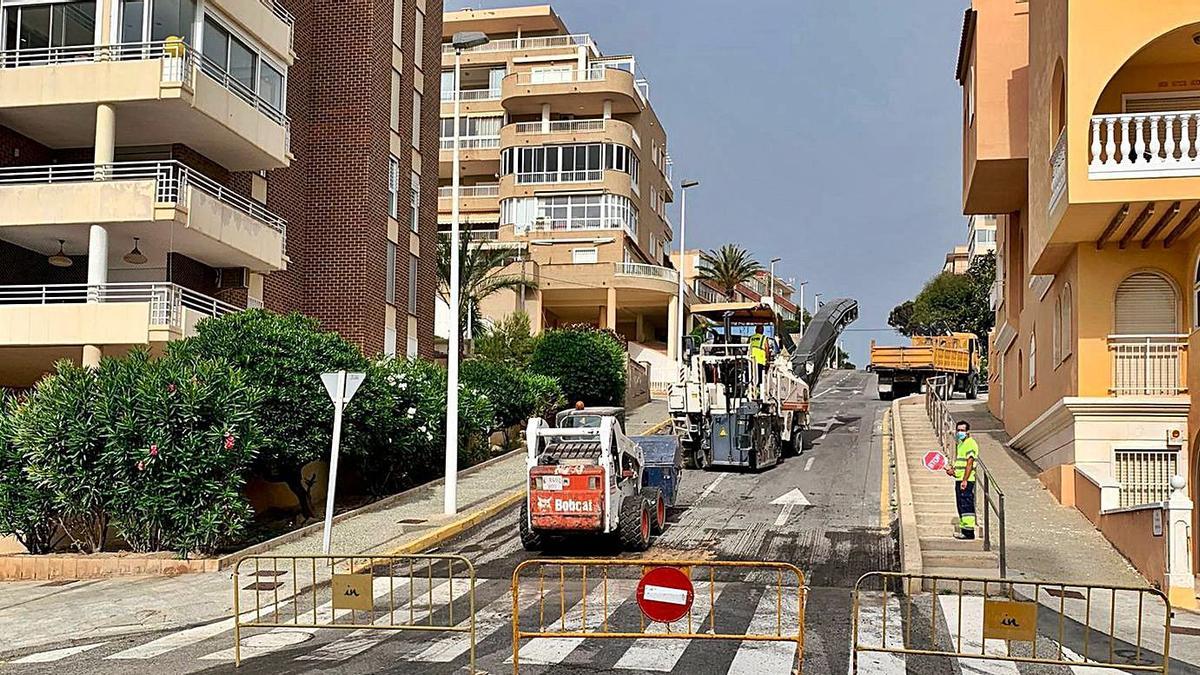 Otra de las calles de Arenales del Sol que ha visto mejorar su firme hace unos días. | INFORMACIÓN