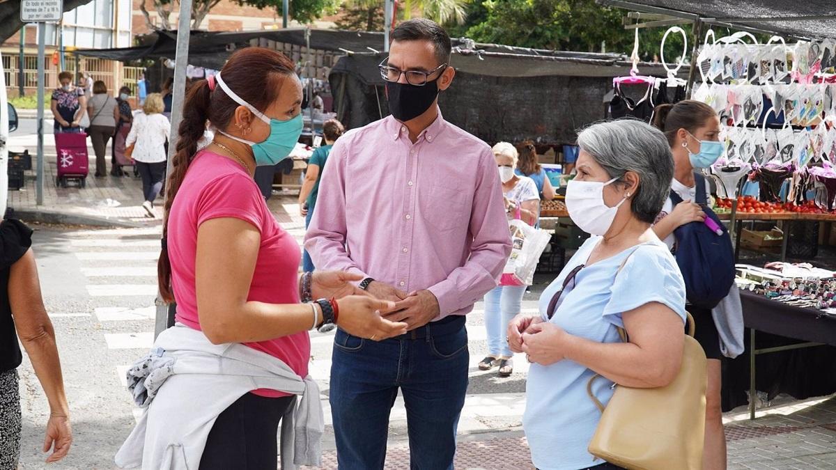 María del Carmen Sánchez, concejala del grupo municipal socialista, en un mercadillo de Málaga.