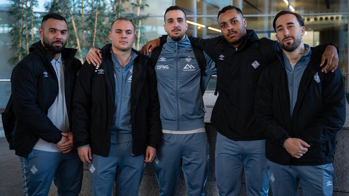 Dennis, Fabinho, Piqueras, Alisson y Rivillos posan en el Aeropuerto de Málaga.