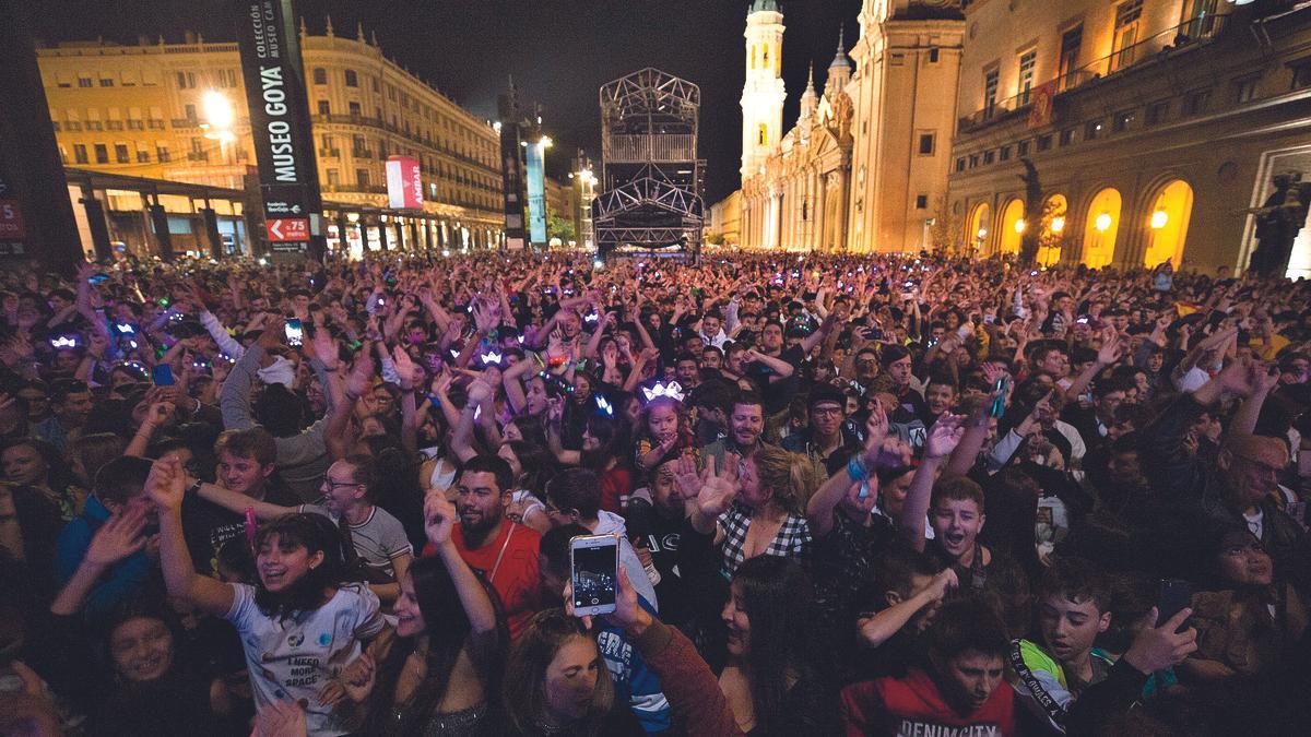 El escenario de la fuente de Goya, en la plaza del Pilar, acoge conciertos gratuitos de estilos variados