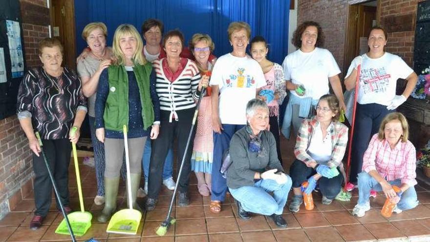 Las mujeres en la escuela que sirve al colectivo de sede social.