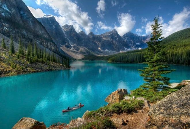 Lago y montañas de Canadá