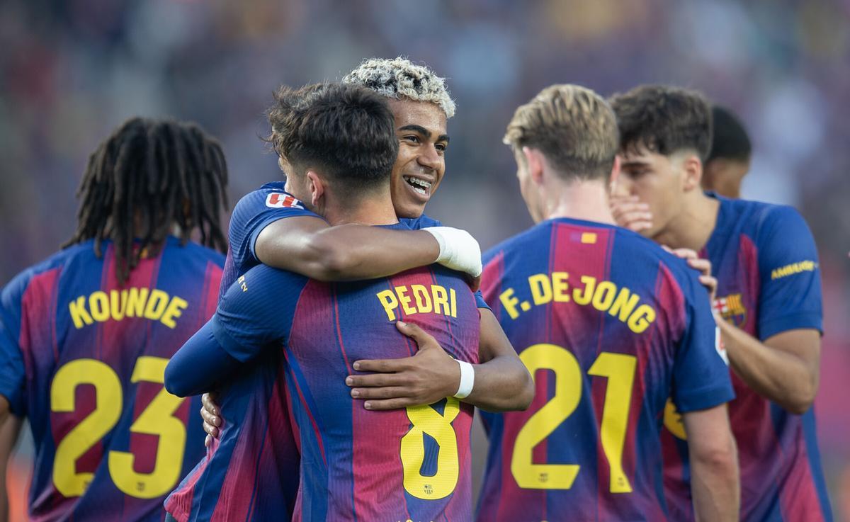 Lamine Yamal felicita a Pedri tras su gol durante el partido frente al Girona en el estadio Lluís Companys.