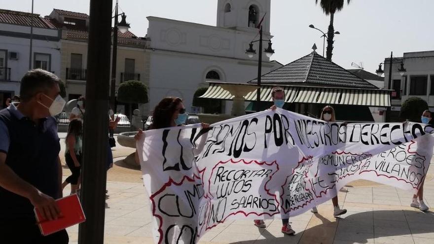 Las trabajadoras de la residencia de Santa Amalia reclaman mejoras laborales