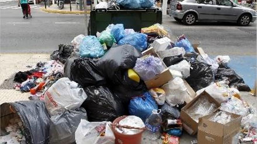 El final de la huelga de la basura evita un problema medioambiental en Catarroja