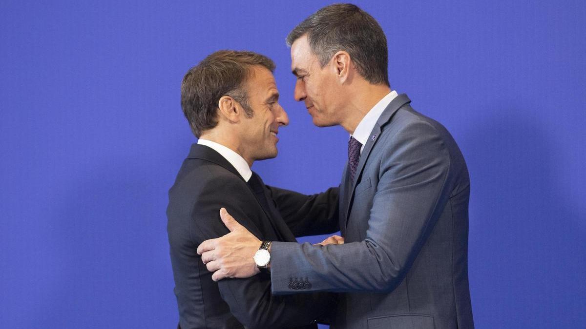 Emmanuel Macron con Pedro Sanchez en Granada.