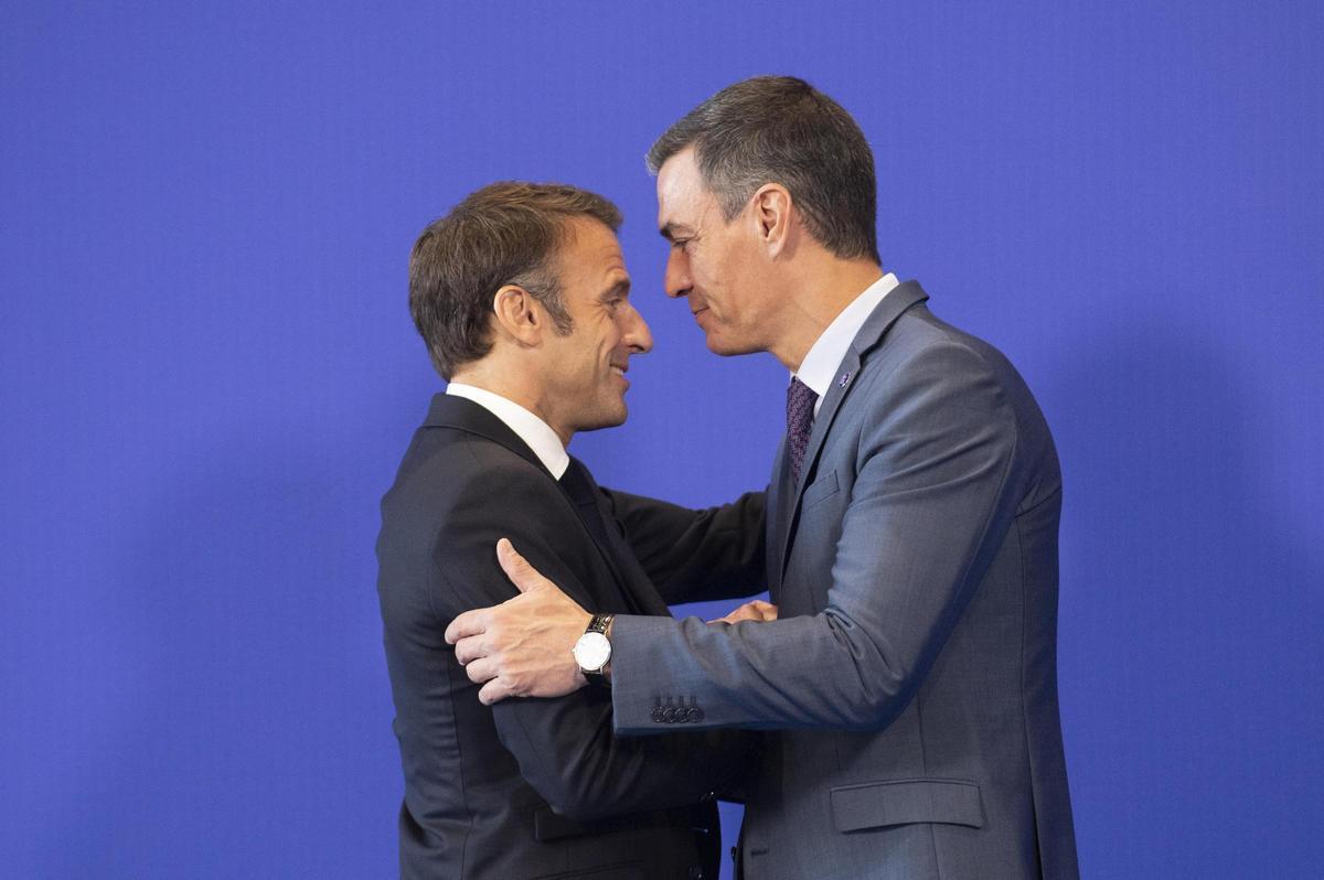 Emmanuel Macron con Pedro Sanchez en Granada.