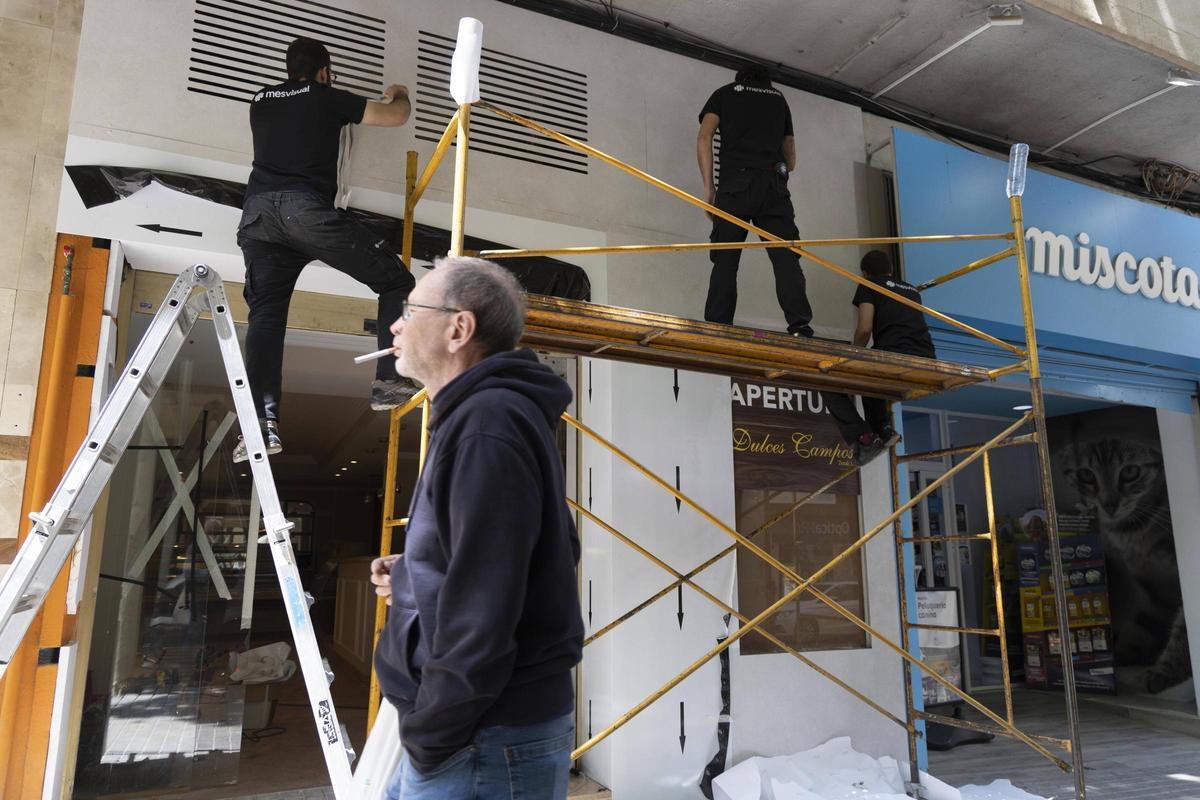 Varios operarios instalaron ayer los rótulos en la parte exterior del local alquilado por Dulces Campos.