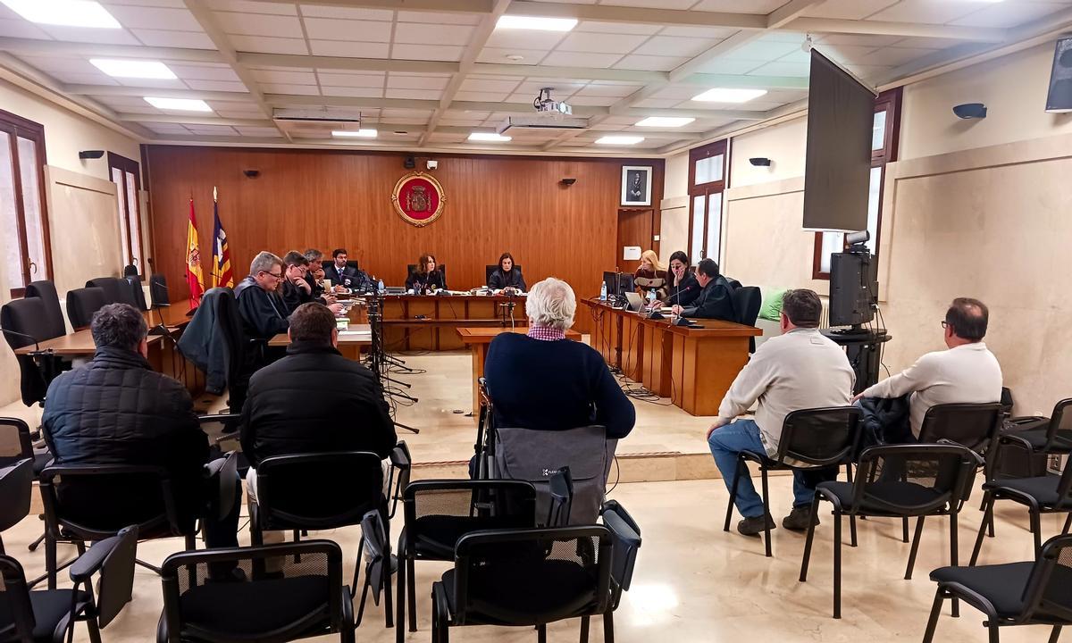 Los acusados, ayer durante la vista previa celebrada en la Audiencia de Palma.