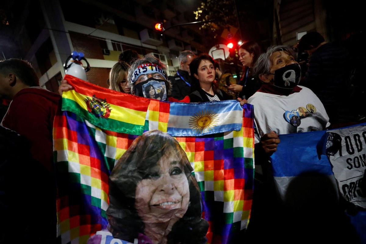 Argentina's Vice-President Cristina Fernandez de Kirchner attacked by an unidentified assailant with a gun