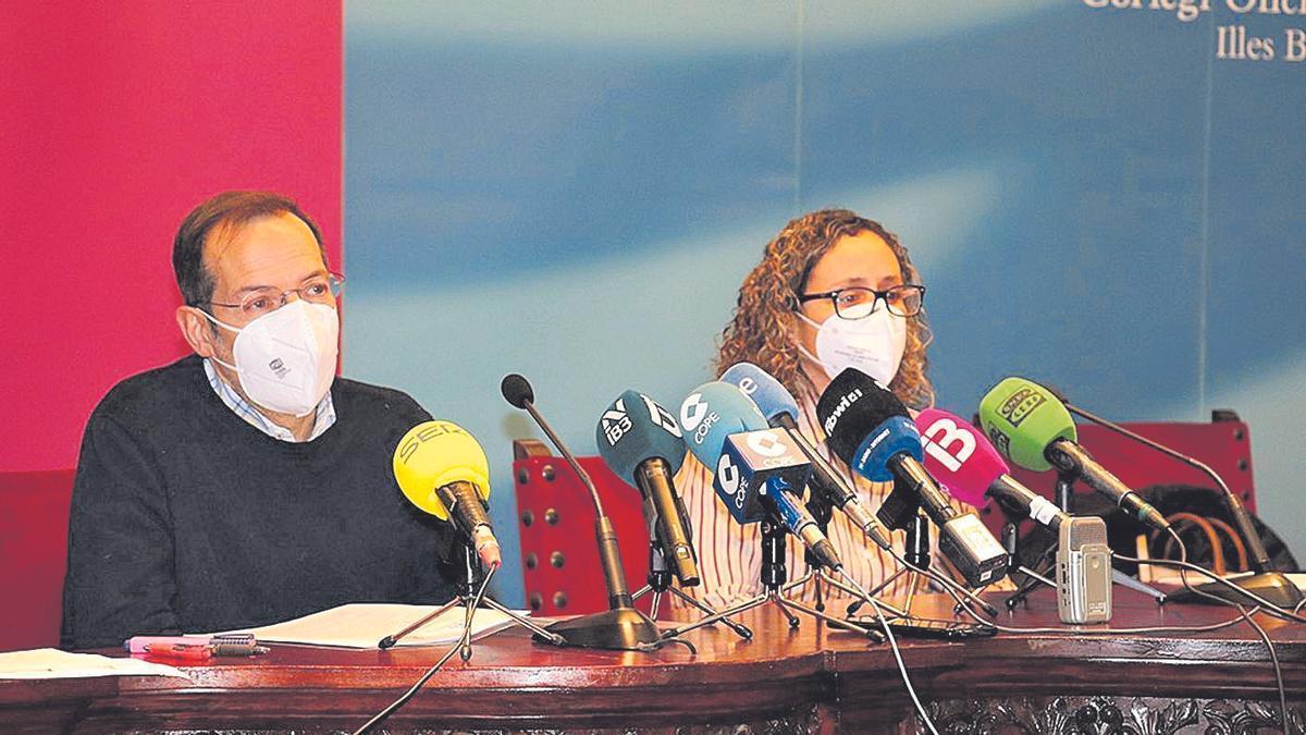 De Carlos y Marianna Mambié, durante su comparecencia de ayer en el Colegio de Médicos.