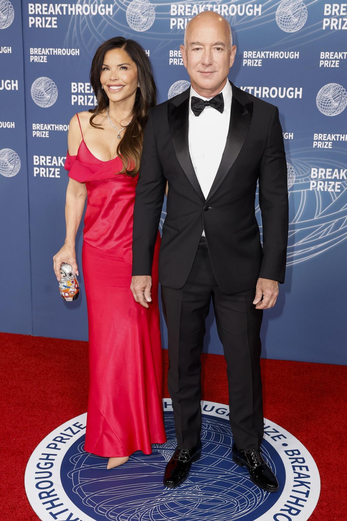 Lauren Sanchez y Jeff Bezos, en Santa Monica, California, el 5 de abril de 2025.