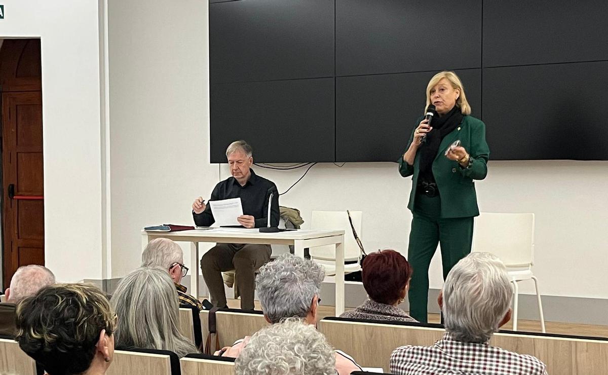 La concejala Adsuara ha explicado este miércoles a los mayores el torneo intergeneracional de ajedrez.