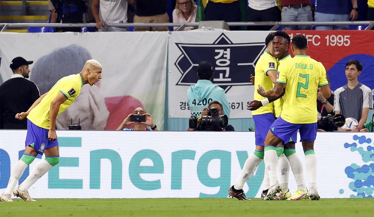 Doha (Qatar), 05/12/2022.- Vinicius Junior (2-R) of Brazil celebrates with teammates after scoring the 1-0 lead during the FIFA World Cup 2022 round of 16 soccer match between Brazil and South Korea at Stadium 974 in Doha, Qatar, 05 December 2022. (Mundial de Fútbol, Brasil, Corea del Sur, Catar) EFE/EPA/Rungroj Yongrit