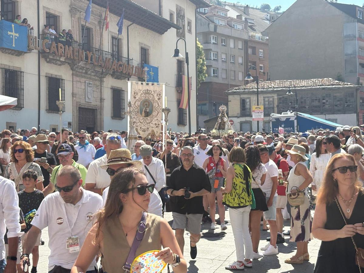 La pólvora acompañó a la primera procesión del Carmen en Cangas del Narcea