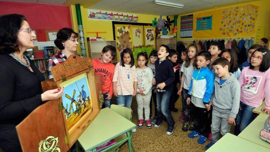 Los alumnos del Vital Aza, durante la representación del &quot;Pasafueyes&quot;, con Auri Villar e Isabel Rodríguez.