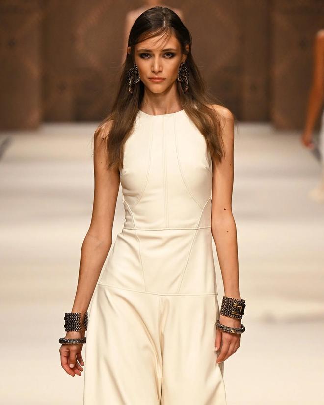 Brazaletes vistos en el desfile de primavera-verano 2023 de Elisabetta Franchi