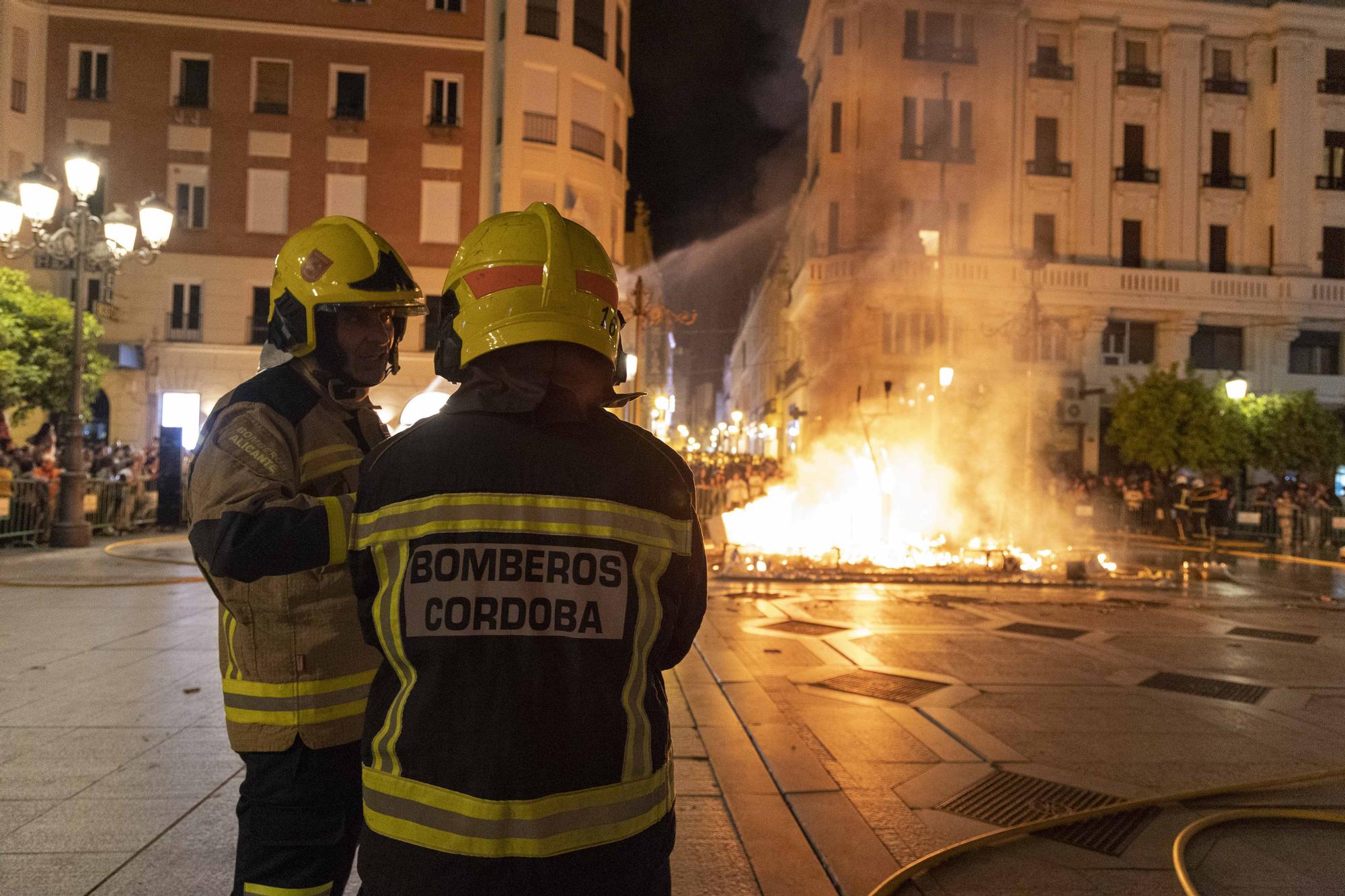 Pasacalles de las bellezas  y cremà Hogueras de Sant Joan en Córdoba