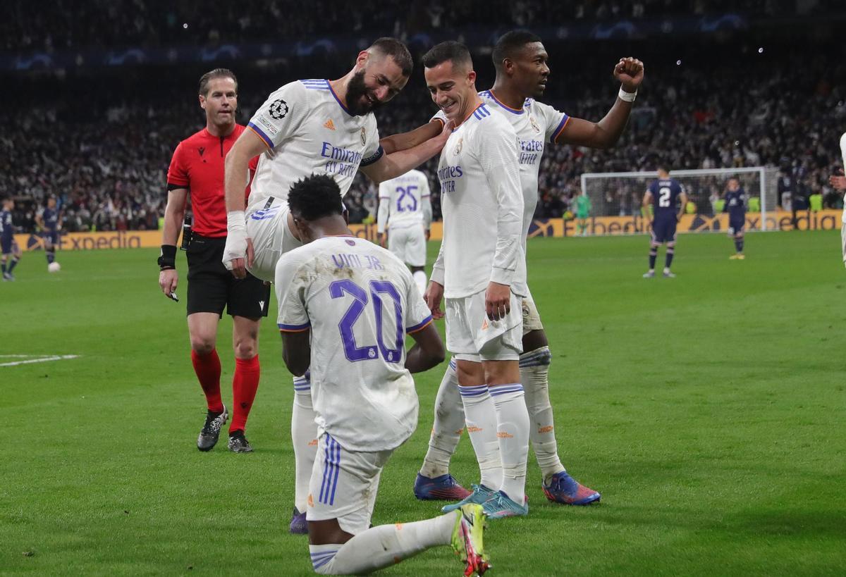 MADRID, 09/03/2022.- Los jugadores del Real Madrid felicitan a Karim Benzemá (2-i) tras la victoria ante el París Saint Germain, al término del partido de vuelta de los octavos de final de la Liga de Campeones disputado hoy miércoles en el estadio Santiago Bernabéu. EFE/Juanjo Martín