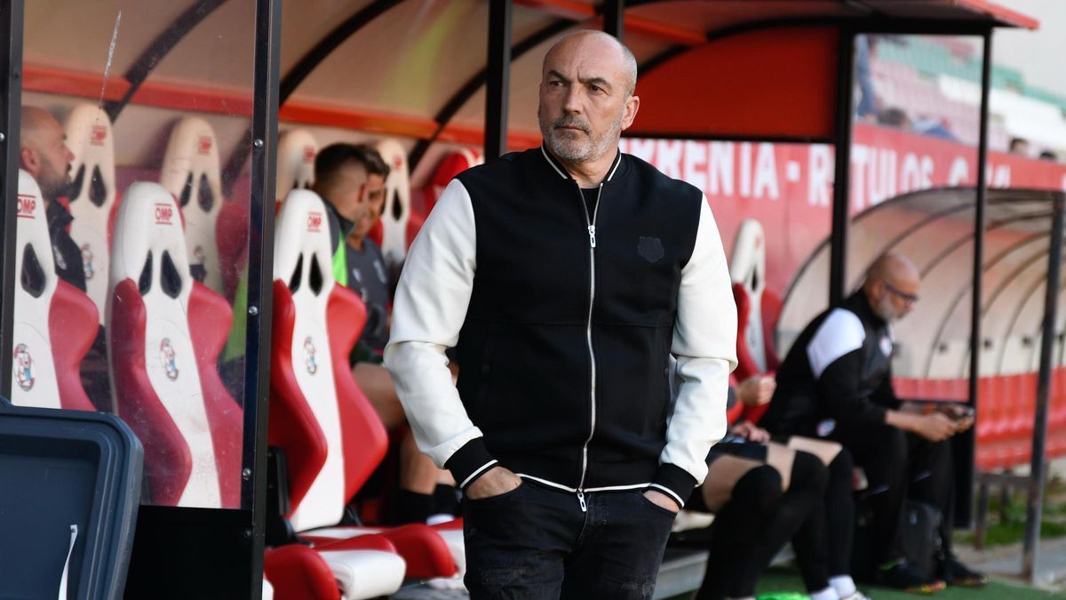 Juan Sabas, en el banquillo del Ruta de la Plata antes de iniciarse el partido ante el Celta Fortuna.