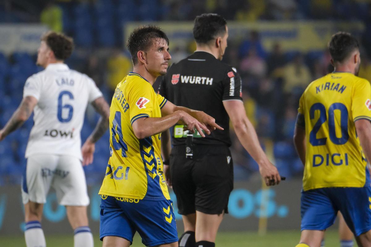 Manu Fuster hace un gesto con las manos para celebrar su gol en el duelo entre la UD Las Palmas y el CD Leganés.
