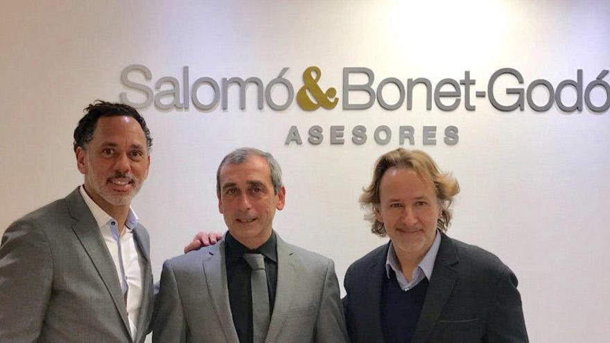 En la foto David Hospedales, CEO de Salomó &amp; Bonet &amp; Godó; Josep Boadas, fundador de Gestravel y Carlos Bonet-Godó CEO de Salomó &amp; Bonet Godó Bróker.