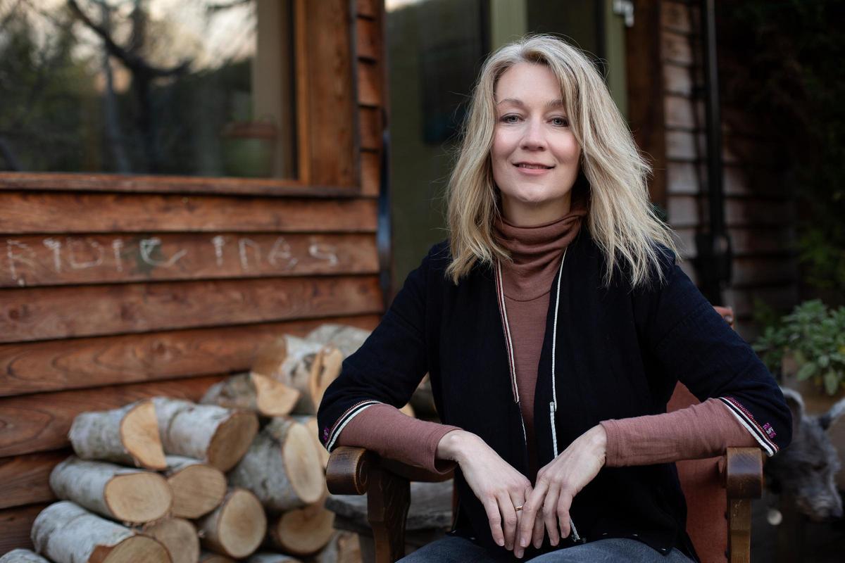La escritora Anna Hope, fotografiada en su casa de Sussex, en Inglaterra.
