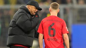 Vincent Kompany dando instrucciones a Joshua Kimmich