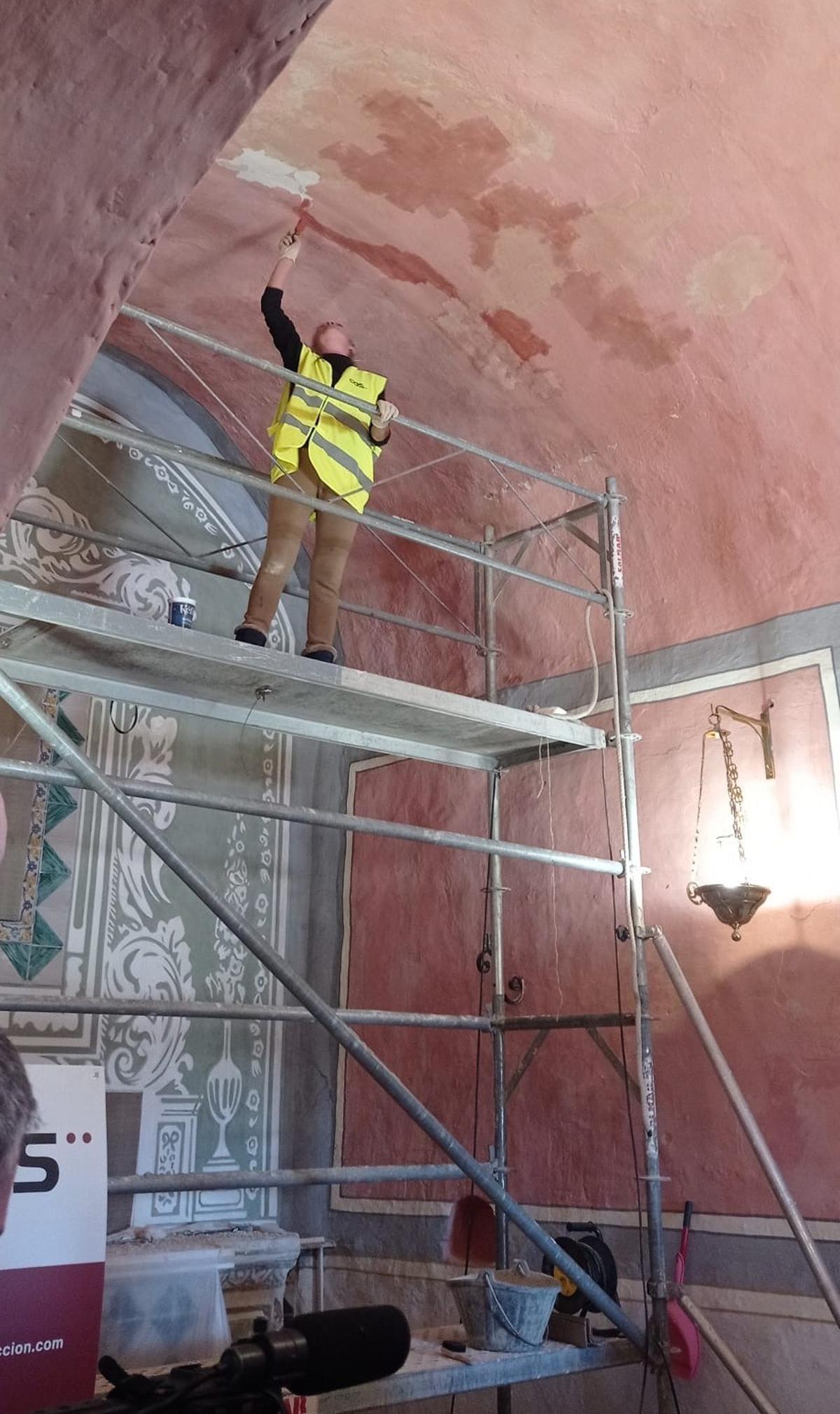 La restauradora Lucía Perete, durante los trabajos.