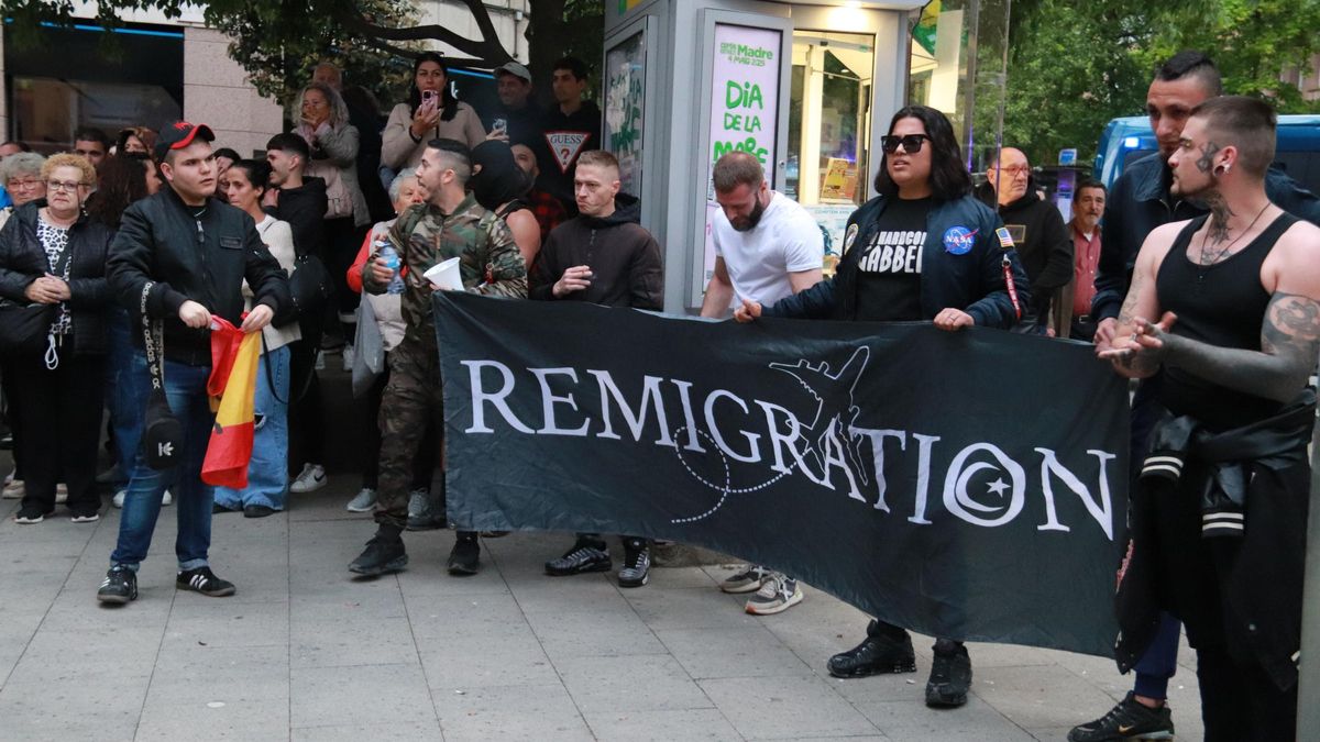 Pancarta 'Remigration' a la manifestació al barri Cerdanyola de Mataró contra els aldarulls i les ocupacions