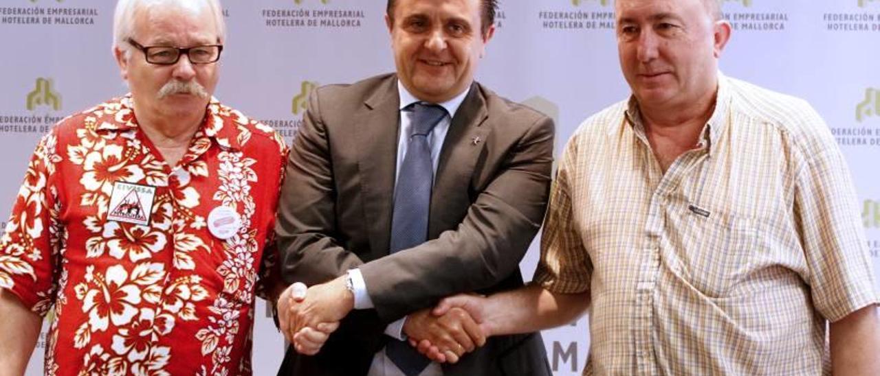 El expresidente hotelero Aurelio Vázquez entre Díez y Copete tras firmar el convenio en 2014.