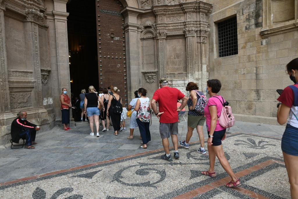 Colas para venerar a la Fuensanta, que se queda en la Catedral de Murcia