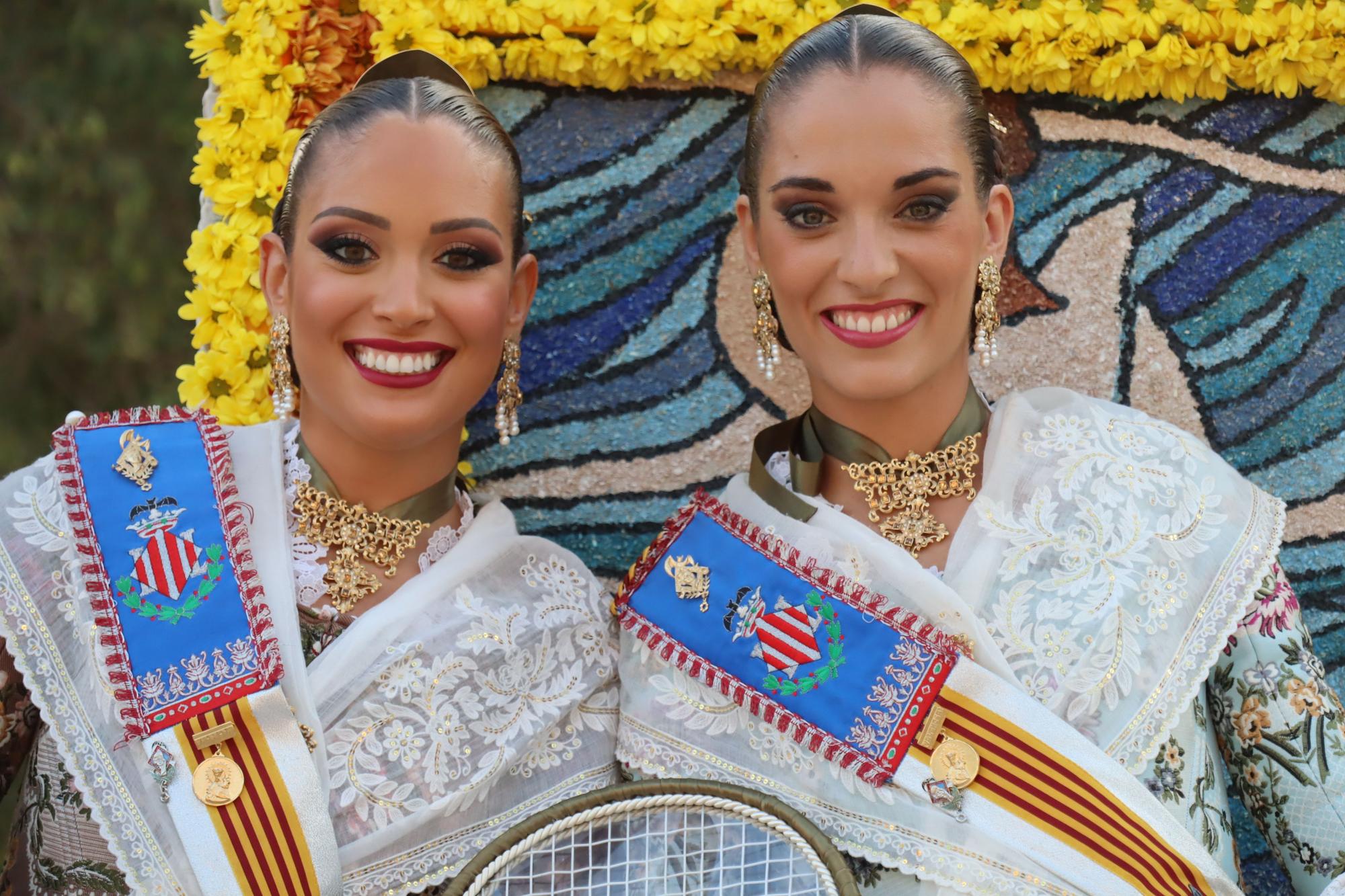 La Batalla de Flores reúne a las falleras de 2022 y 2023