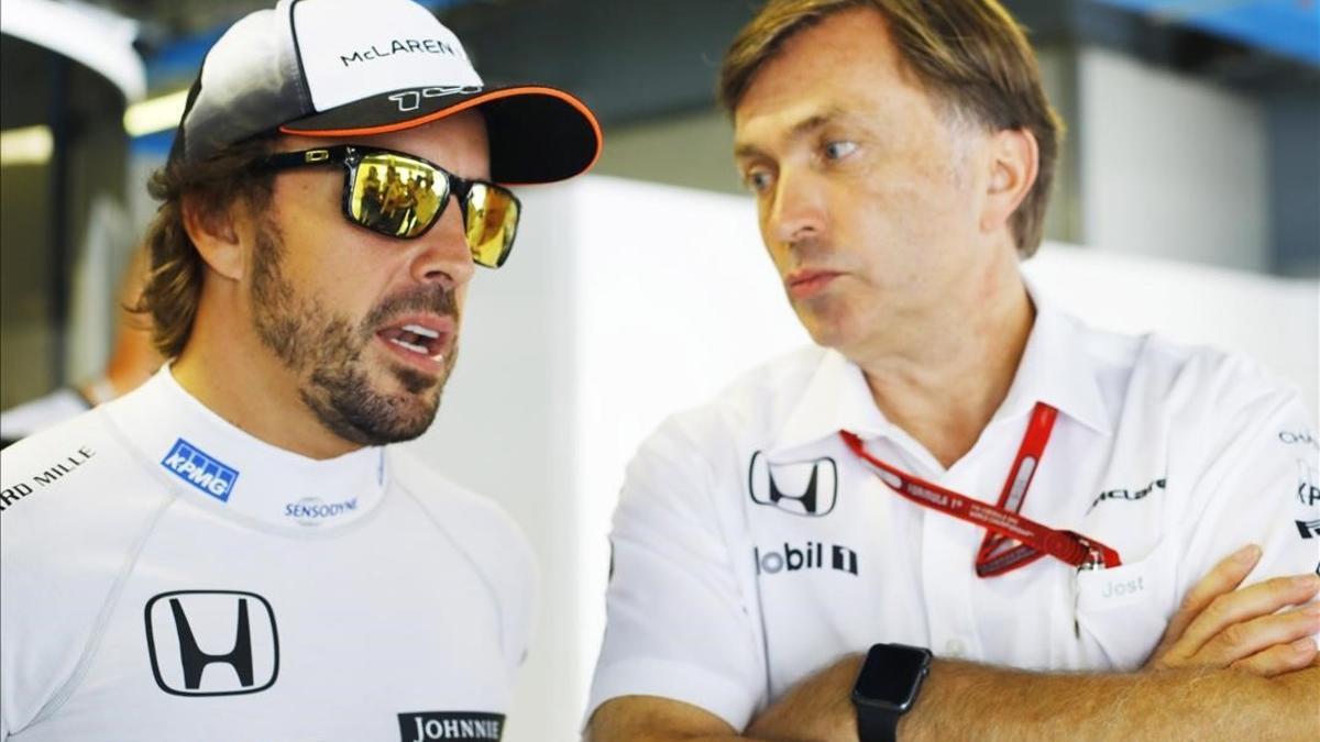 Jost Capito conversando con Fernando Alonso