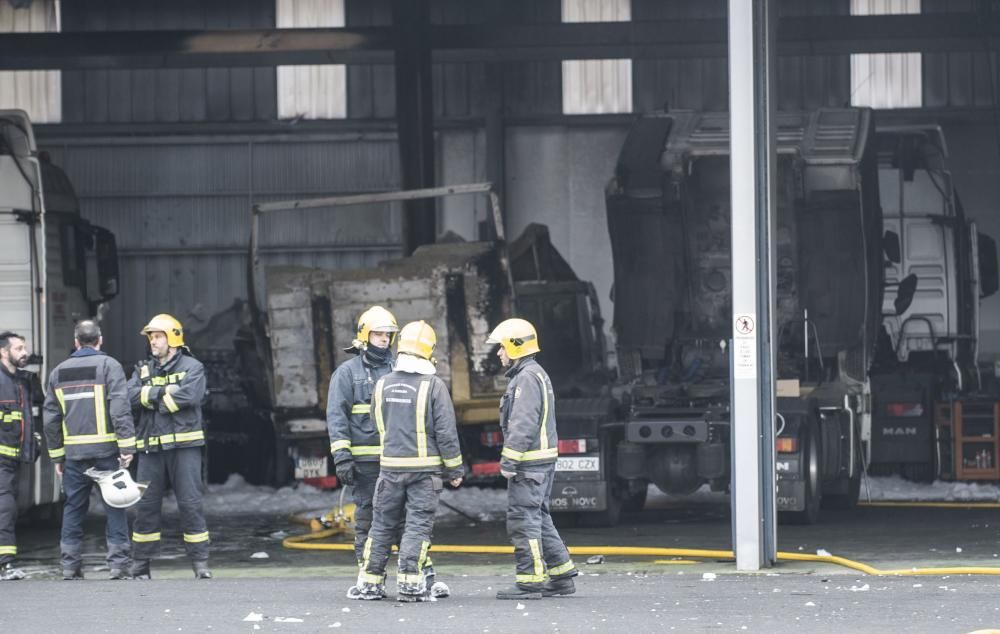 Bomberos del parque comarcal y efectivos de emergencias de Oleiros apagan un fuego en una nave de la compañía MAN situada junto a la Nacional VI - El fuego calcinó un camión y afectó a otros dos.