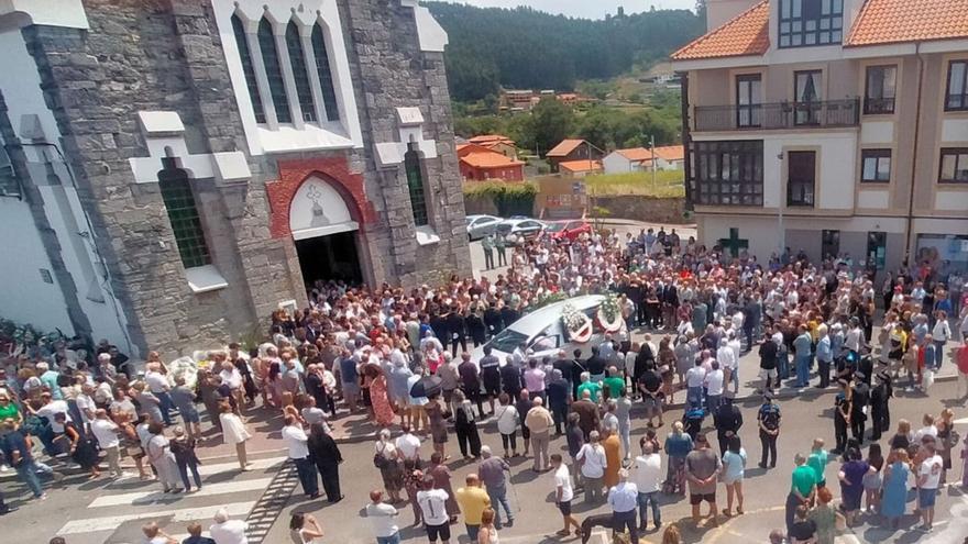 Arriba, parte del gentío que siguió el funeral desde fuera de la iglesia de La Arena; a la izquierda, la viuda de Jimi junto a su hijo, vestido de militar; a la derecha, la consejera de Presidencia, Rita Camblor, charla con el alcalde de Cudillero, Carlos Valle, y la primera teniente de alcalde de Noreñan, Ana González Colunga. | Ricardo Solís