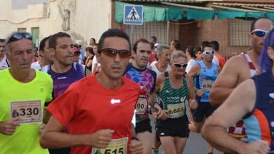 Un grupo de corredores participantes ayer en El Algar.