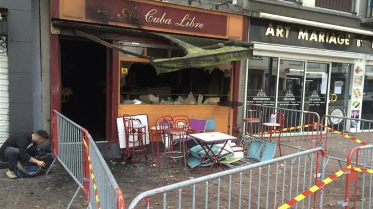 El bar Reunión Cuba Libre, en Rouen (Francia), tras el incendio de la pasada noche